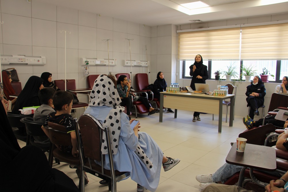 برگزاری کلاس آموزشی برای کودکان تالاسمی و خانواده آنها در مرکز طبی کودکان 