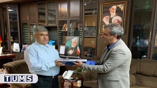 معاون بهداشت با تقدیم لوح تقدیر رییس دانشگاه علوم پزشکی تهران به فرماندار شهرستان اسلامشهر در جریان مبارزه با بیماری کرونا قدردا