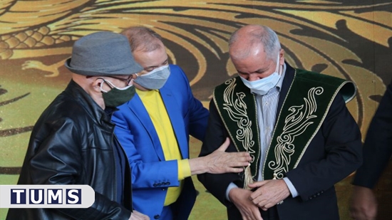 اعطای دومین حمایل سیمرغ و عنوان طبیب دیدگان جشنواره چشم پزشکی و علوم بینائی پروفسور محمد قلی شمس به دکتر محمد علی جوادی