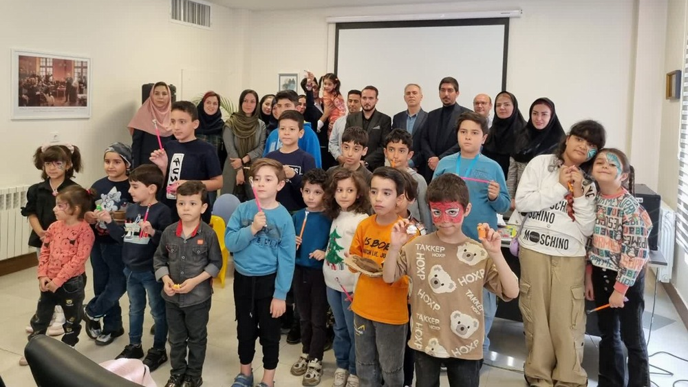 تقدیر مدیر بیمارستان روزبه از فرزندان و خانوادههای کارکنان بیمارستان